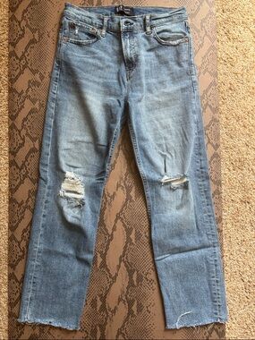 GAP Women’s Light Blue Distressed Straight-Leg Jeans
